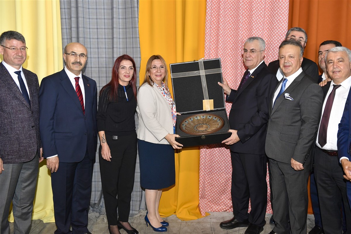 ticaret bakani sayin ruhsar pekcan kivanc tekstil firmasinda incelemelerde bulundu ticaret bakani sayin ruhsar pekcan kivanc tekstil firmasinda incelemelerde bulundu