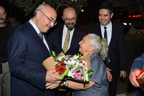Vali Köşger Huzurevi Sakinleriyle Bir Araya Geldi